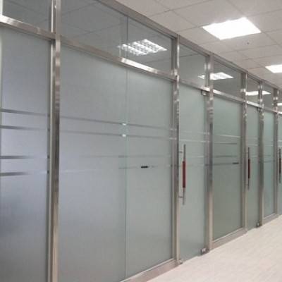 Vách Kính Cường Lực Mờ Hoặc Ốp Dầu