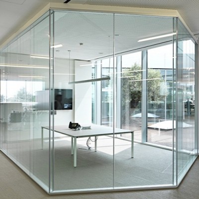 Vách Kính Cường Lực Trong Suốt